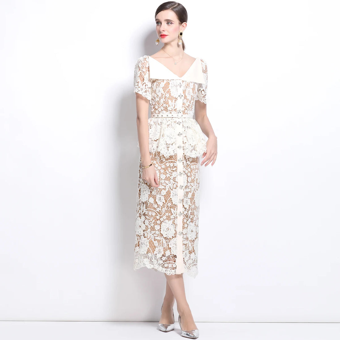 Besticktes Spitzen-Midikleid mit Peplum-Taille in Creme – Élégance Parisienne von Aura Aurora