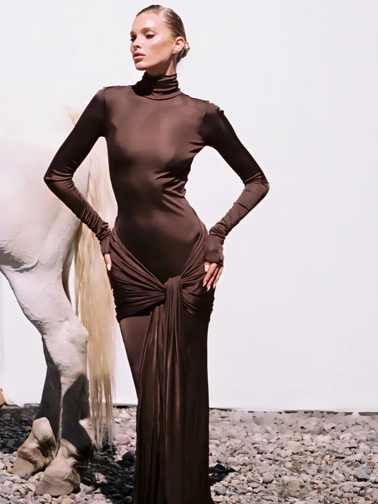 Maxikleid mit tiefem Rückenausschnitt – Eclipse Elegance Gown von Aura Aurora
