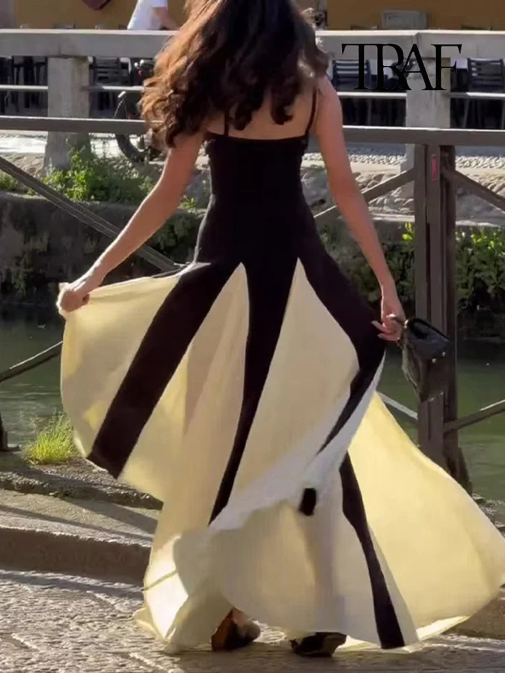 Zweifarbiges Maxikleid in Schwarz und Creme mit Plissee-Details – Noir Lumière von Aura Aurora