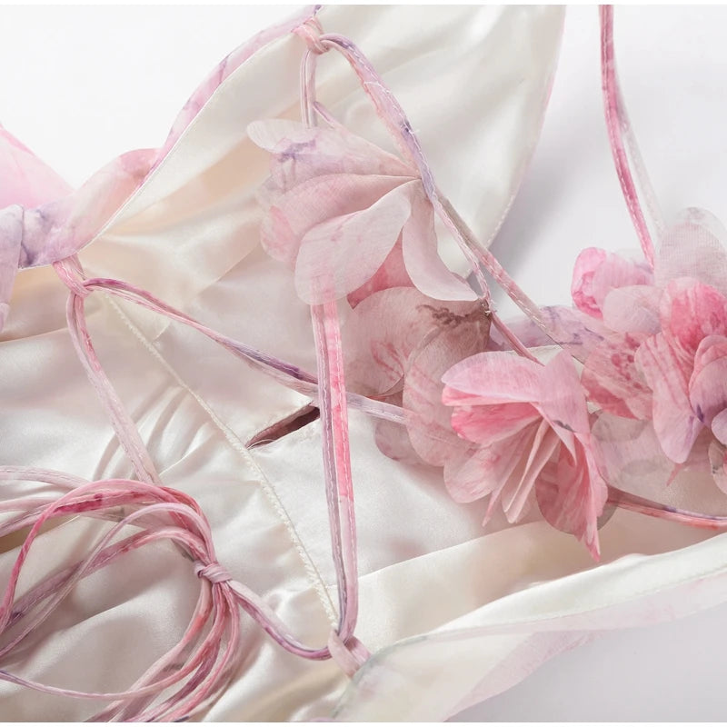 Rosenprint Minikleid mit Volants für Damen – romantisches Sommerkleid in Rosa von Aura Aurora