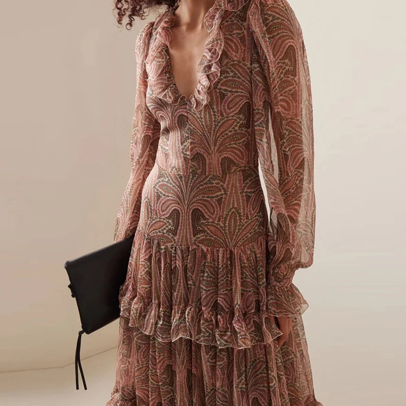 Terre Nomade – Maxikleid mit Volants & Paisley-Print in Zimtbraun