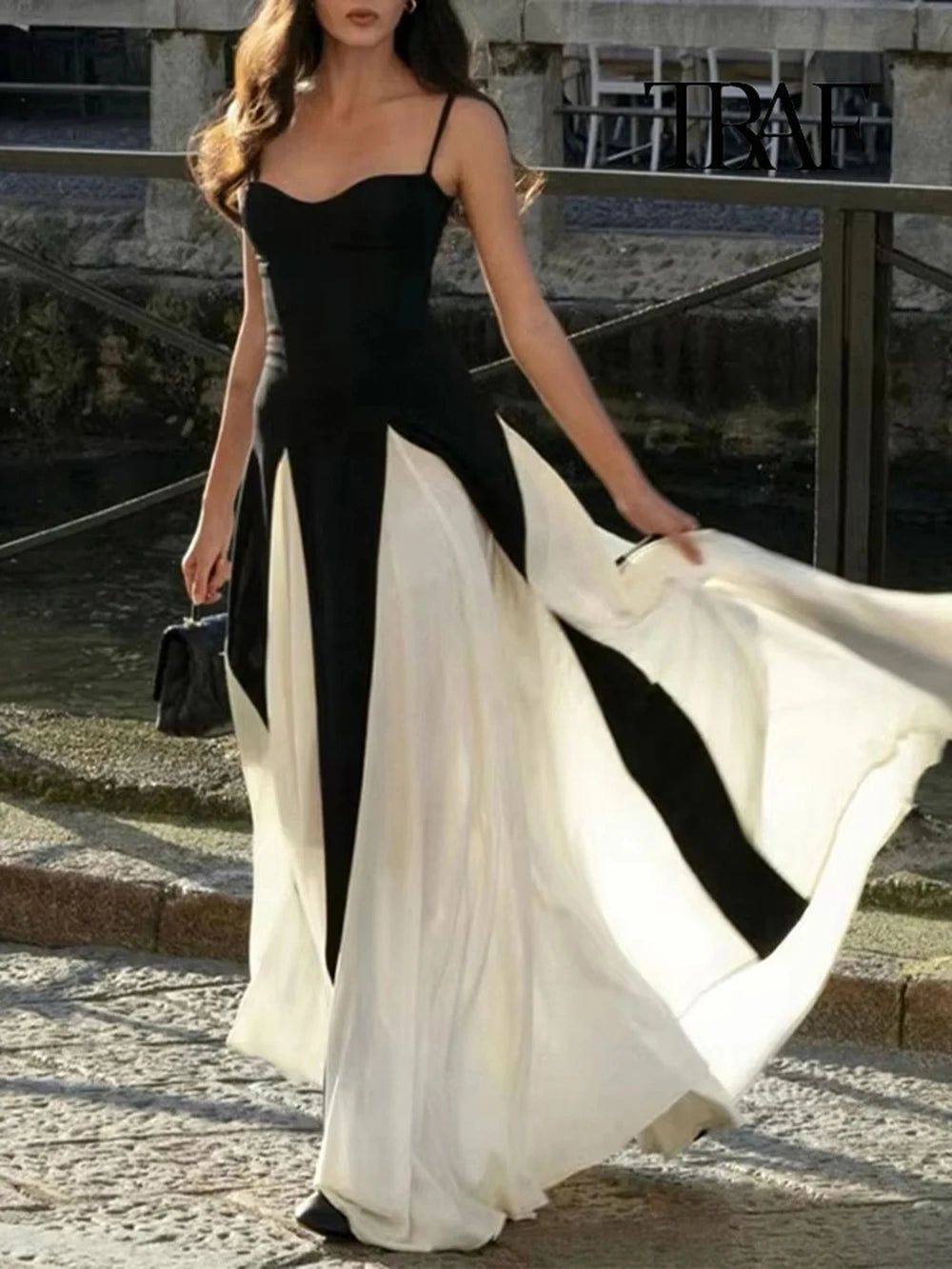 Zweifarbiges Maxikleid in Schwarz und Creme mit Plissee-Details – Noir Lumière von Aura Aurora