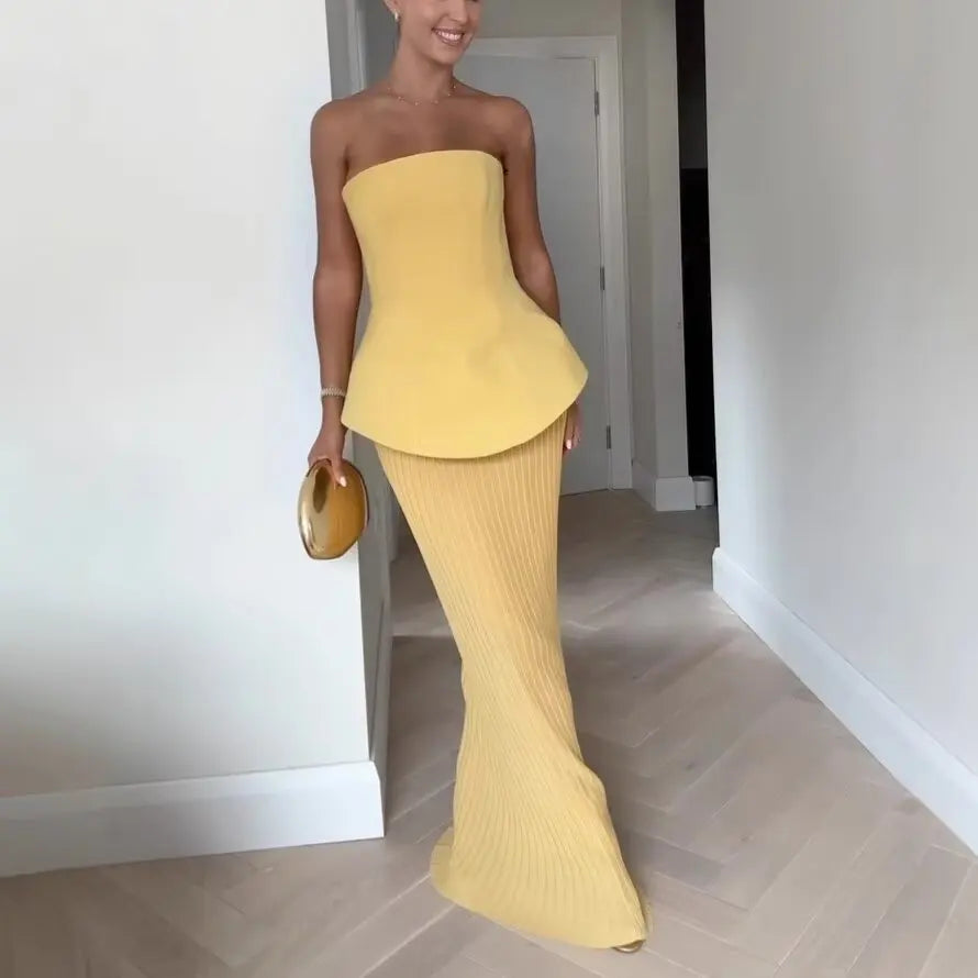 Gelbes Zweiteiler-Set mit trägerlosem Top und Plissee-Midirock – Golden Muse von Aura Aurora