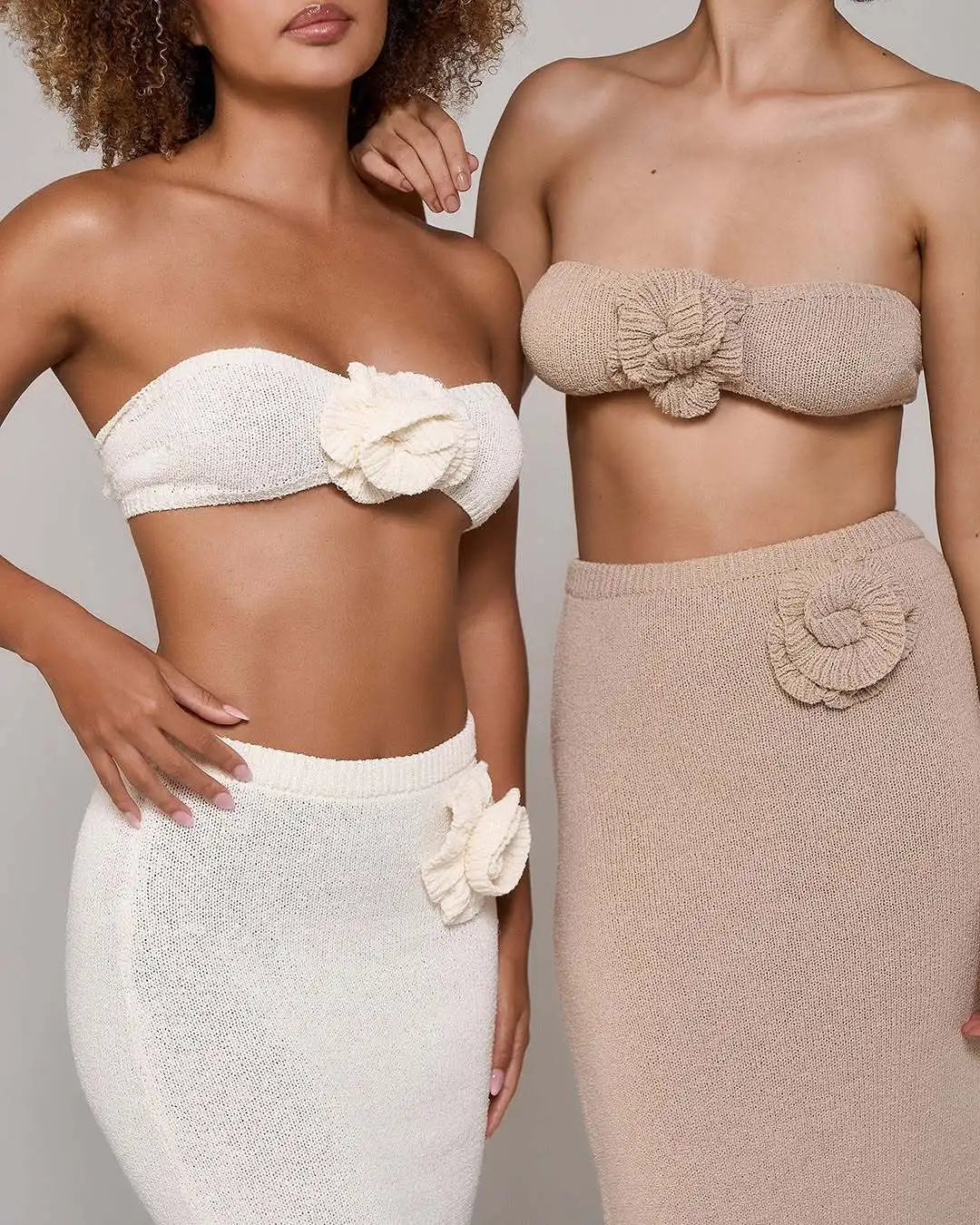 Strick-Zweiteiler Set mit 3D-Rosen-Detail – Sand Fleur von Aura Aurora