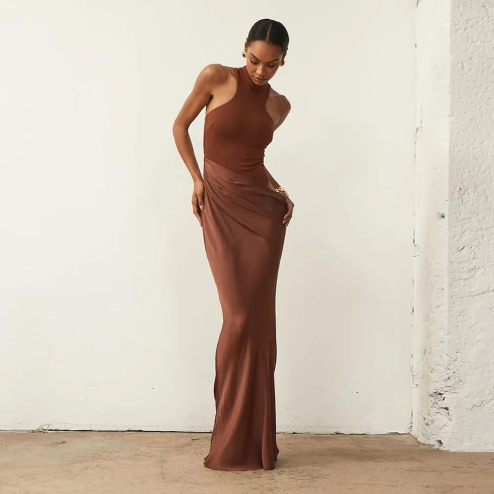 Satin-Maxikleid mit High-Neck und Cut-Out-Taille – Bronze Horizon von Aura Aurora