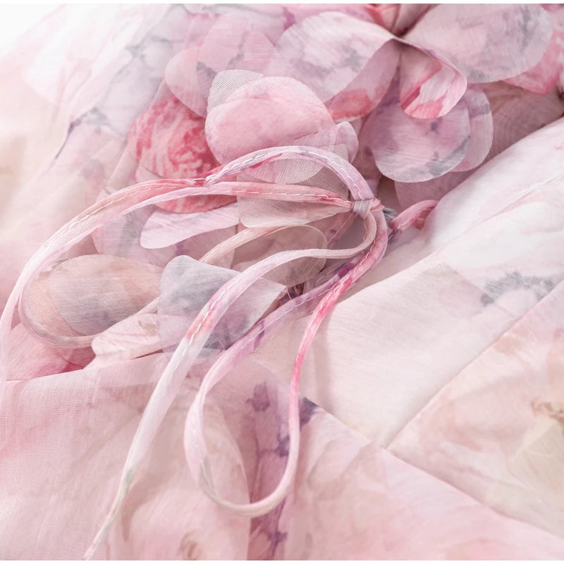 Rosenprint Minikleid mit Volants für Damen – romantisches Sommerkleid in Rosa von Aura Aurora