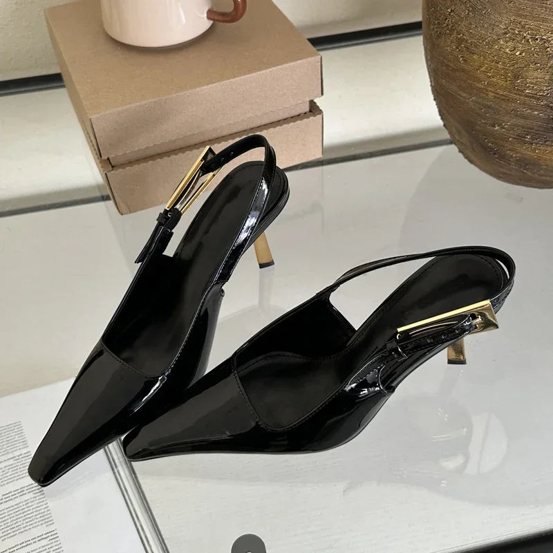 Pumps mit eckiger Spitze im minimalistischen Design – The Square Pumps von Aura Aurora