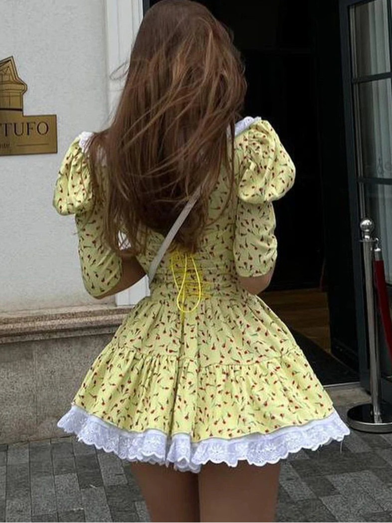 Minikleid mit Zitronenprint, Puffärmeln und Spitzenkragen – Citron Doux von Aura Aurora