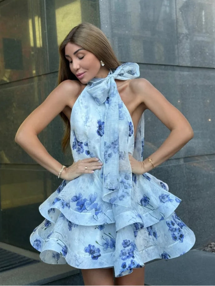 Azure Bloom – Rüschen-Minikleid mit floralem Halterneck-Bindeband
