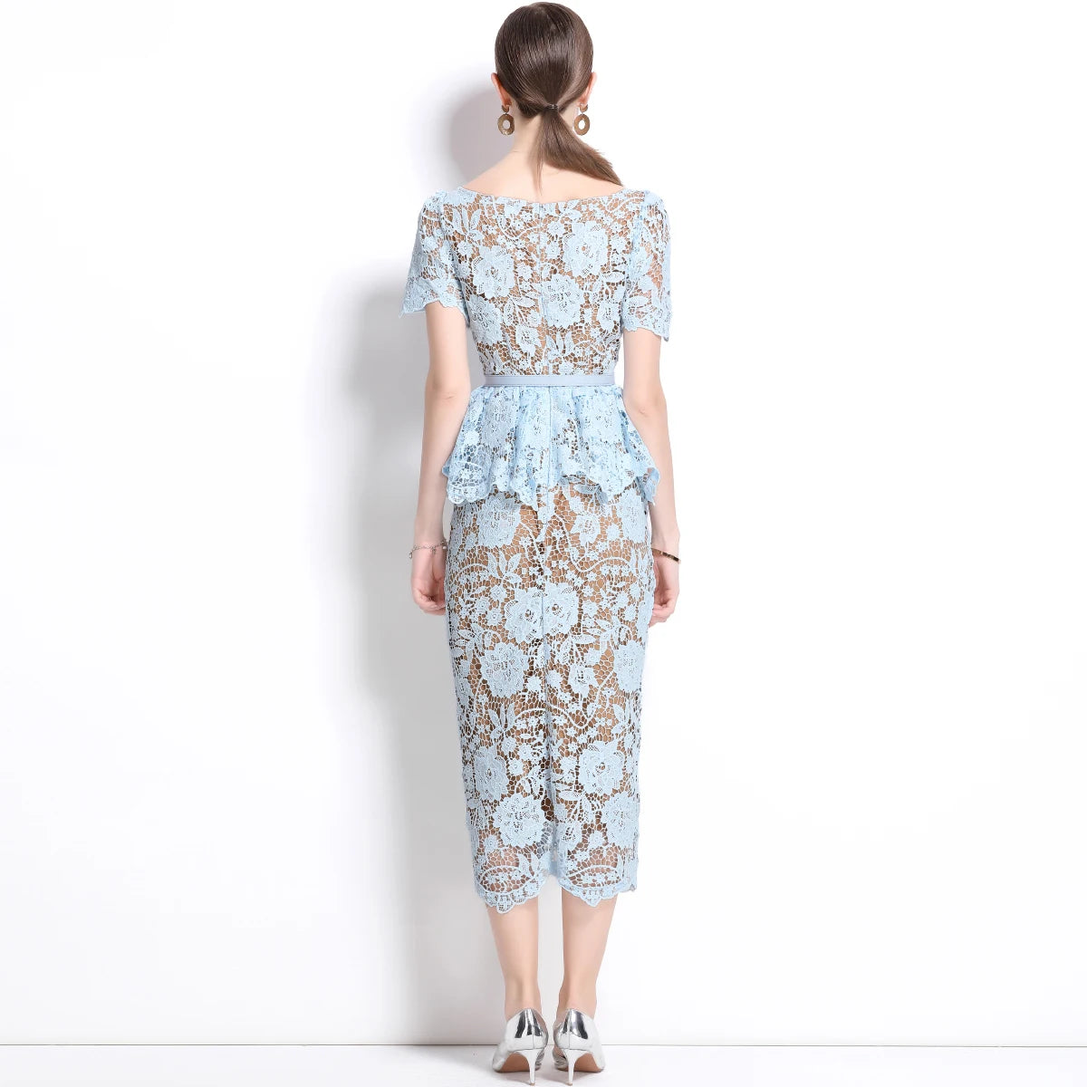 Besticktes Spitzen-Midikleid mit Peplum-Taille in Creme – Élégance Parisienne von Aura Aurora