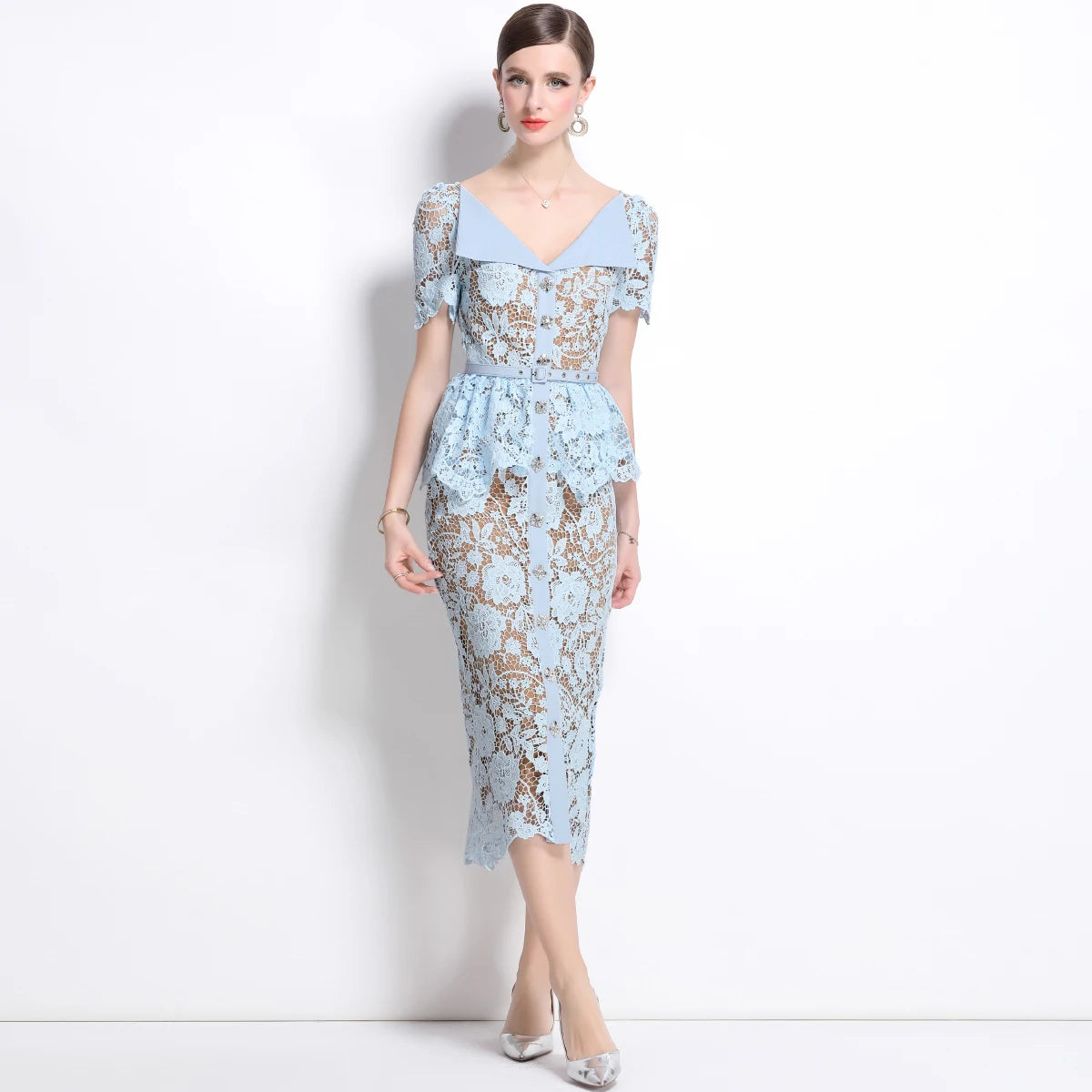 Besticktes Spitzen-Midikleid mit Peplum-Taille in Creme – Élégance Parisienne von Aura Aurora