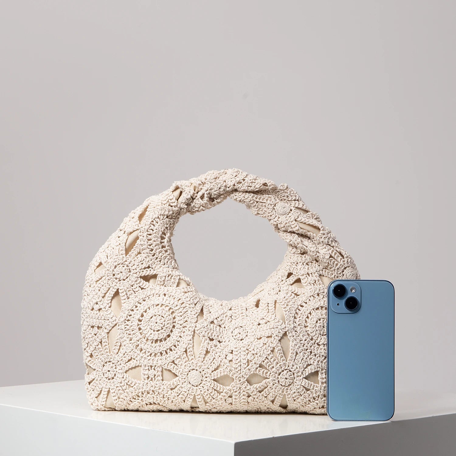 Gehäkelte Boho-Tasche in Naturtönen mit kurzem Henkel – Bohème Évasion von Aura Aurora