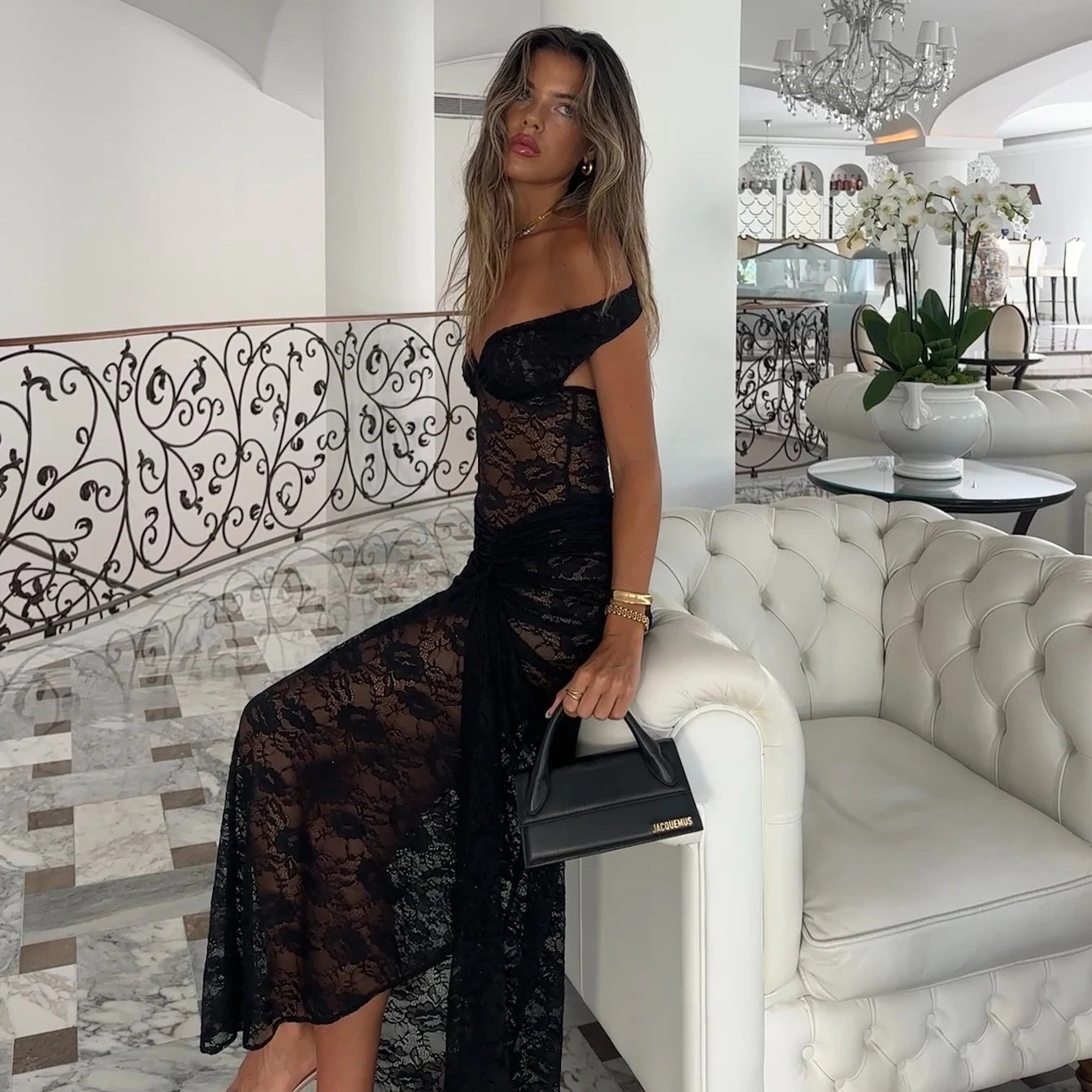 Spitzen-Einteiler mit Drapierung und hohem Beinschlitz – Lune Blanche von Aura Aurora