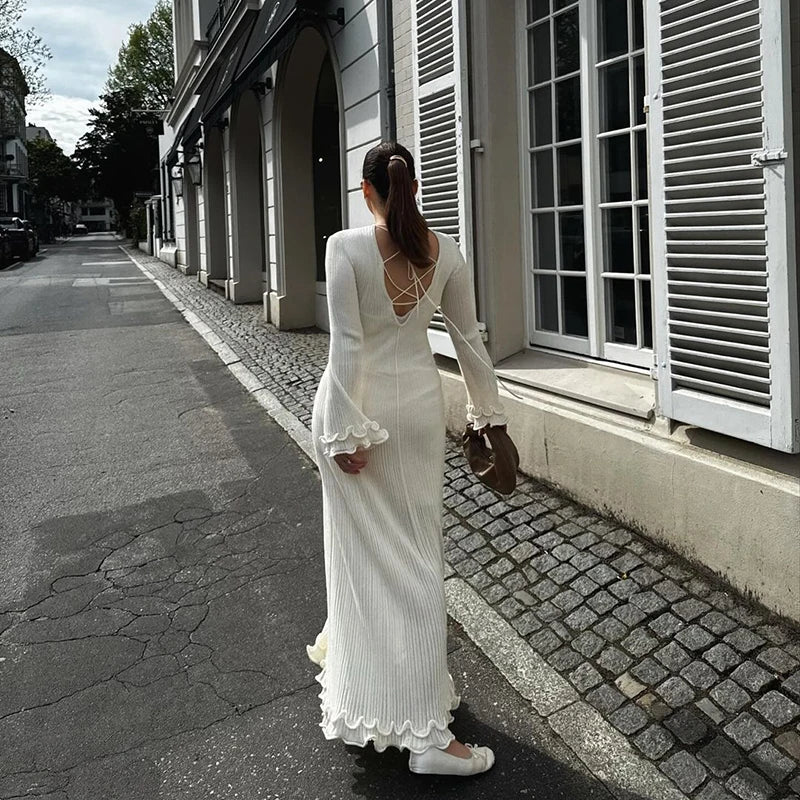 Blanche Élégance – Plissiertes Maxikleid mit Rüschen