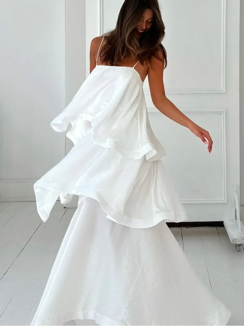 Étoile Blanche – Lagenkleid mit Spaghettiträgern & asymmetrischem Saum