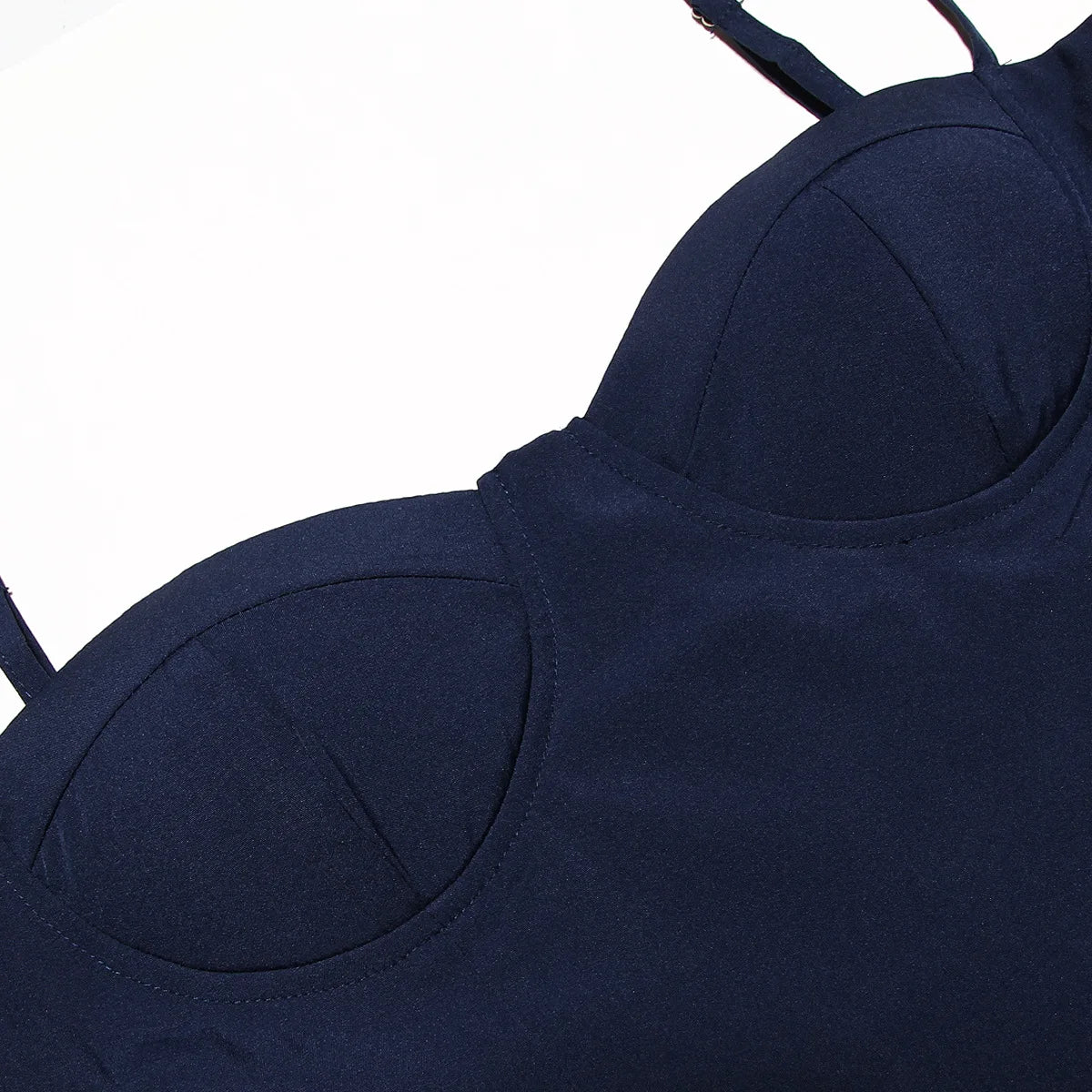 Midikleid mit Spaghettiträgern und figurbetonter Silhouette – Belle Côte von Aura Aurora