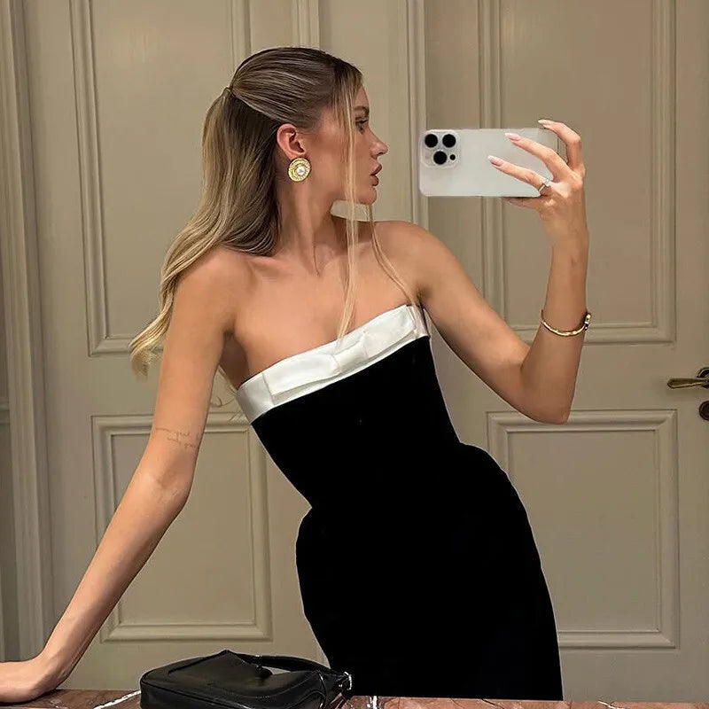 Schulterfreies schwarzes Maxikleid mit figurbetonter Silhouette – Noire Élégance von Aura Aurora